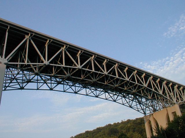 The central span of the bridge, viewed from KY 2328.