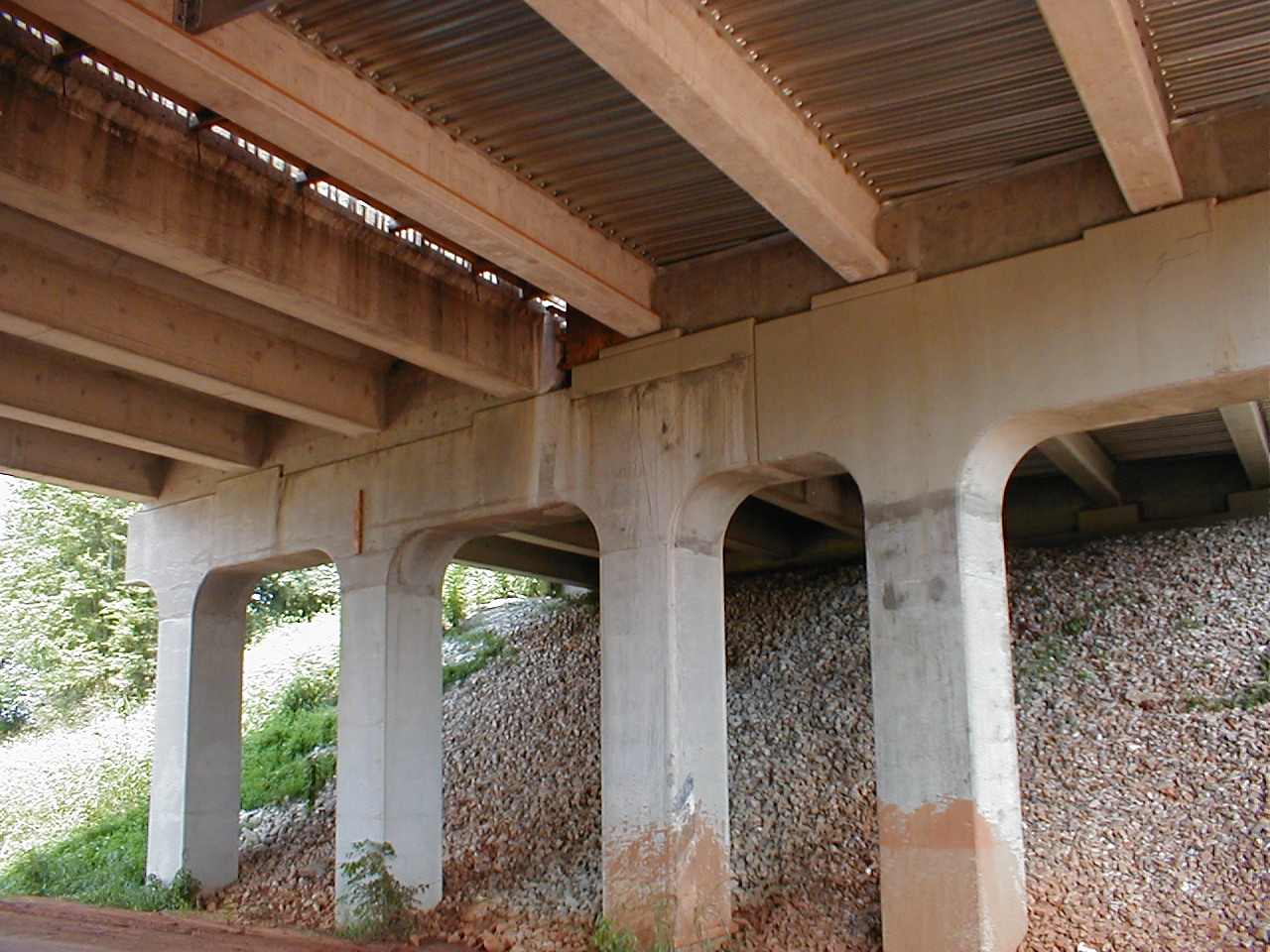 This shows the split of the old and new roadbed on the south bound bridge. It also shows the use of old and new supports.