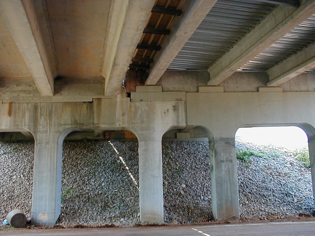 Shows the separation between the new road bed and the old road bed of north bound bridge. The new is on the right and the old is on the left.