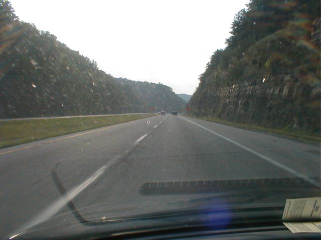 Heading north on I-75, descending into the Rockcastle River valley in Laurel County. (July 5, 2003)