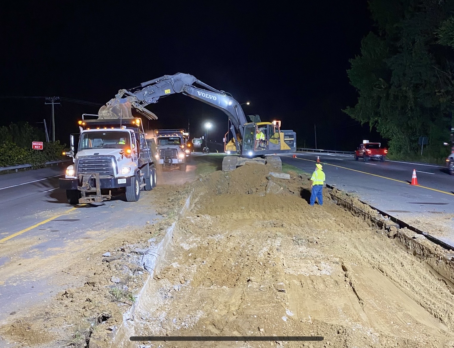 Crews building a median crossover at the US 41 Twin Bridges in Henderson, October 2026 (Kentucky Transportation Cabinet photo)