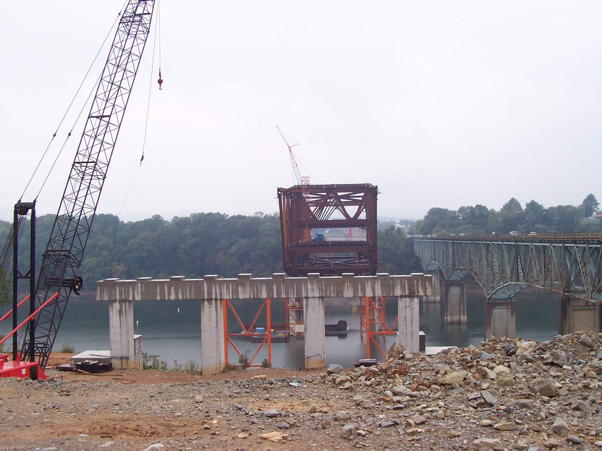 New KY 90 Lake Cumberland Bridge under construction next to the existing KY 90 bridge (Oct. 2, 2004).