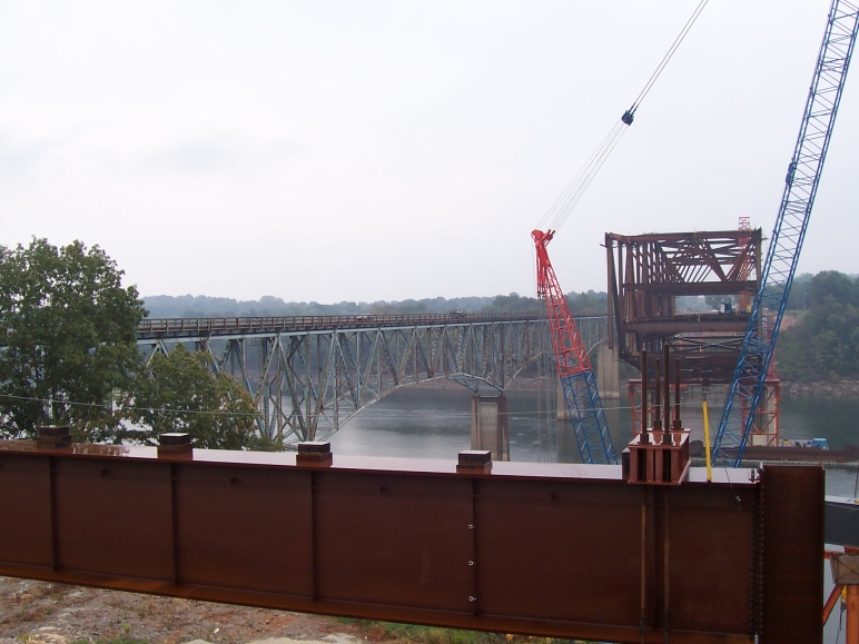 New KY 90 Lake Cumberland Bridge under construction next to the existing KY 90 bridge (Oct. 2, 2004).